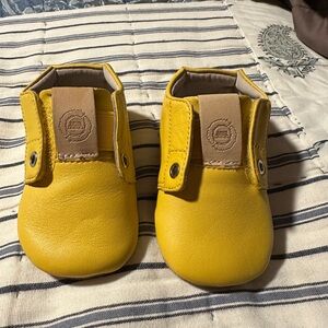 Livie and Luca Mochi crib shoes 12-18 months